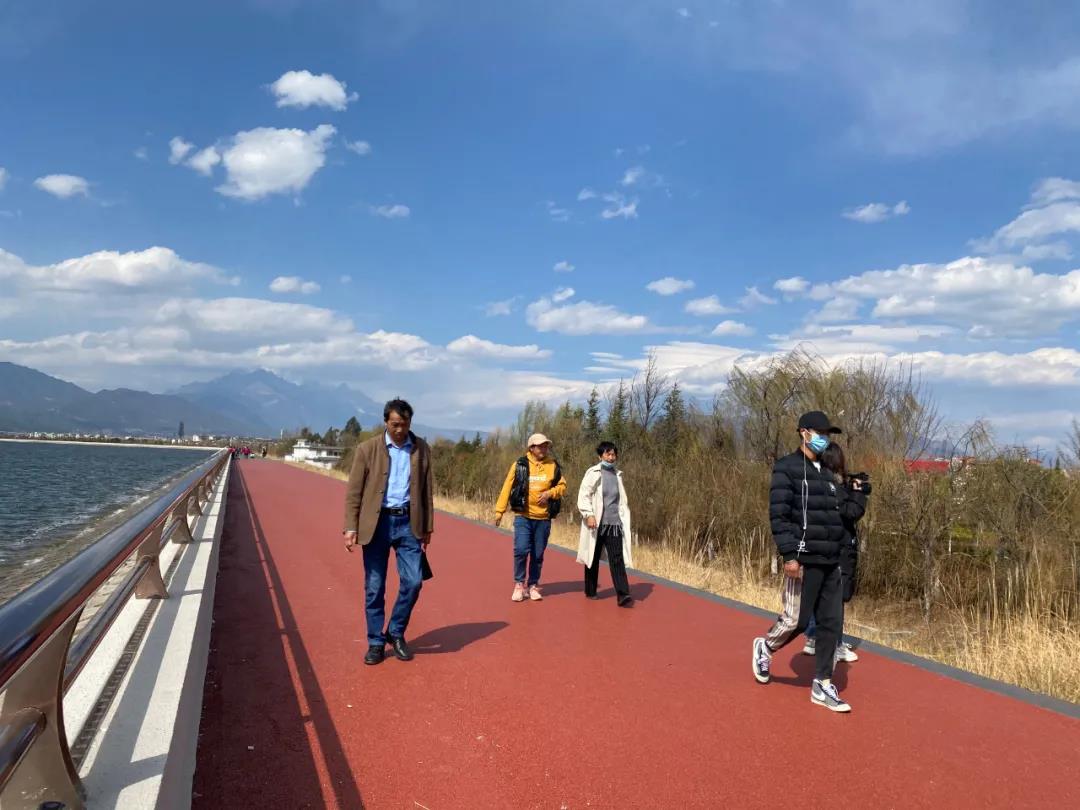 麗江這里環(huán)海而建的長廊，你不來看看？