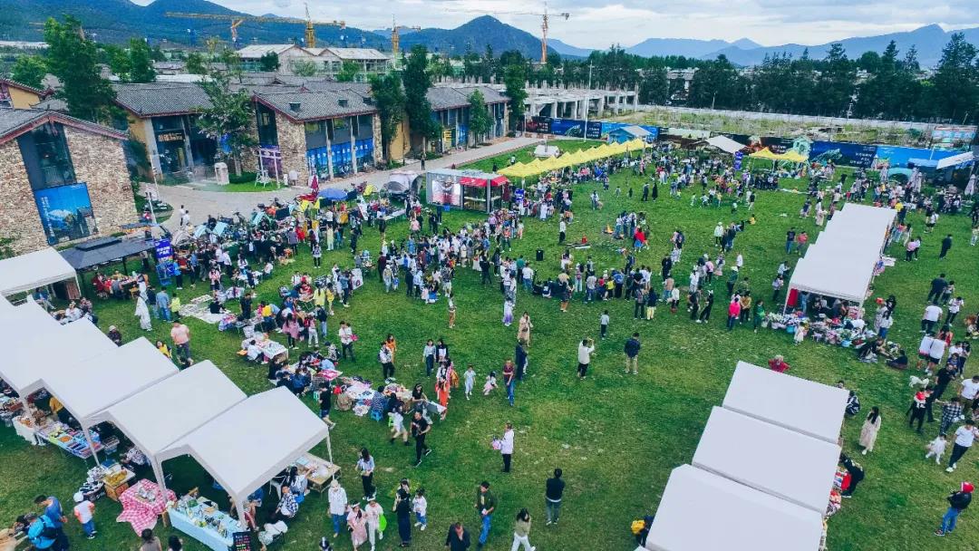 五一去哪兒玩？雪山藝術(shù)小鎮(zhèn)·雪山夜市，有趣的靈魂終會(huì)相遇