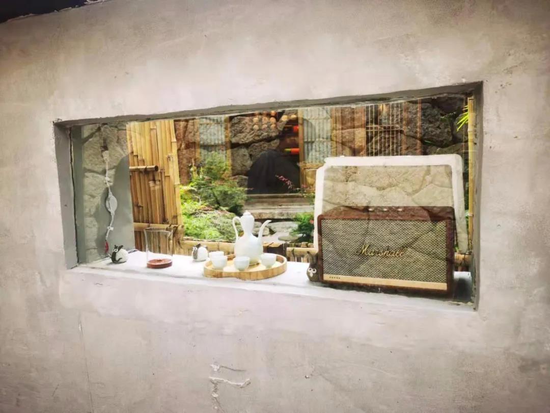 有山城風(fēng)貌，又有水鄉(xiāng)韻味，  古樸與精致相融共生，  自由活潑充滿靈氣。