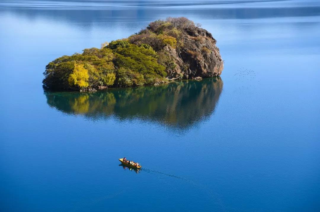 麗江的最北端，云南和四川交界的地方，群山環(huán)抱間，瀘沽湖靜靜地躺在那里