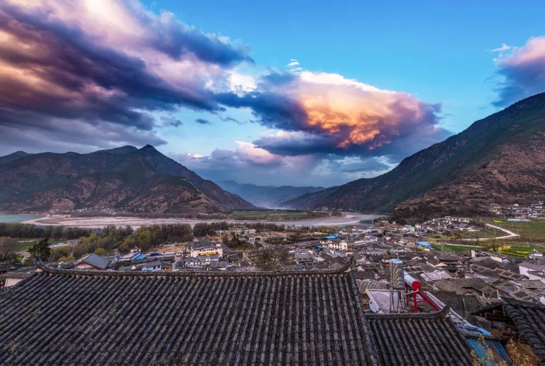 麗江城以西的金沙江畔，有一座意義非凡的古鎮(zhèn)