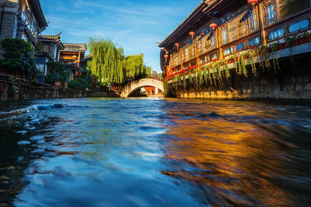 我在麗江古城， 邂逅了一扇詩意的窗， 看櫥窗里的風(fēng)景， 淡然且自在。