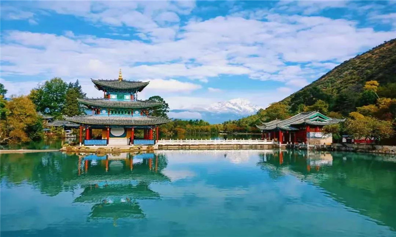 夏日里散步、納涼、旅拍，位于象山腳下的黑龍?zhí)妒莻€好去處