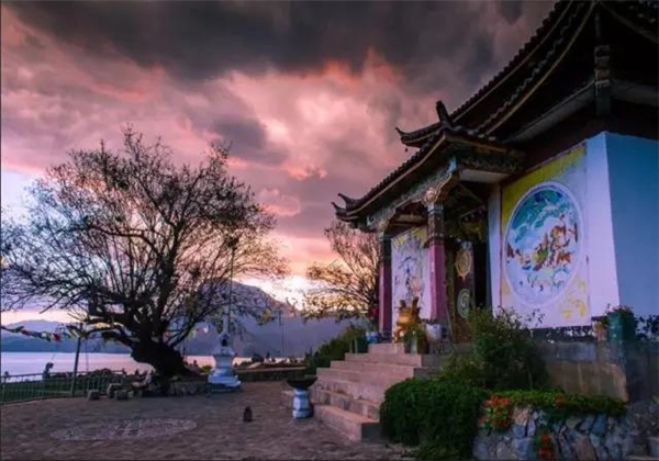 瀘沽湖每天上演的這場(chǎng)“赤焰火”，是在別處看不到的炫光