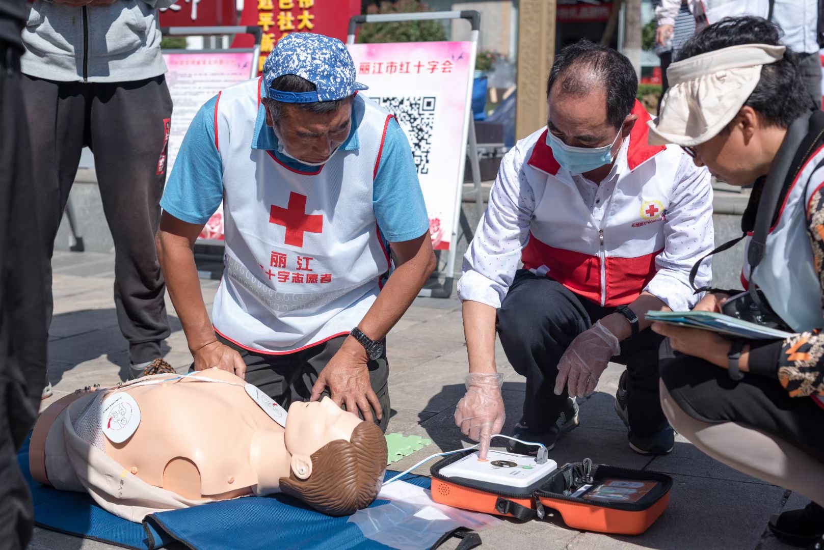 生活中意外總是突如其來的發(fā)生，心臟驟停，中暑，骨折，燒燙傷等等，當身邊有人發(fā)病、受傷，需要你的救助時，你會正確施救嗎？時間就是生命，有時候一次有效時間內實施的急救措施可以挽回一個人的生命。 今天是第22個世界急救日，掌握一些正確的急救知識，說不定哪天你也可以成為生命的守護者，快來學習這些急救知識，關鍵時刻用得上。 我們希望通過此次紅十字會開展的世界急救日系列活動，呼吁大家重視急救，參與急救，配合急救。由此進一步促進全市院前急救事業(yè)水平，不斷提檔升級，推動全民健康融合發(fā)展，為建設健康麗江，平安麗江助力。