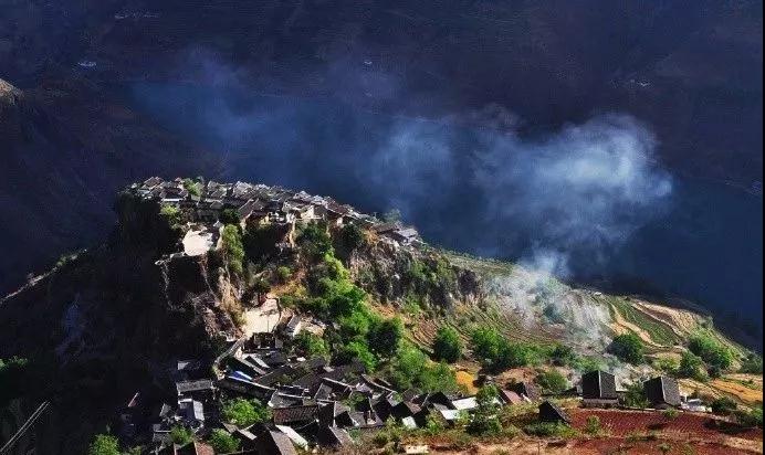 一塊巨石上長出的村莊，一座神奇的天空之城，這是寶山石頭城！  麗江傳媒公司