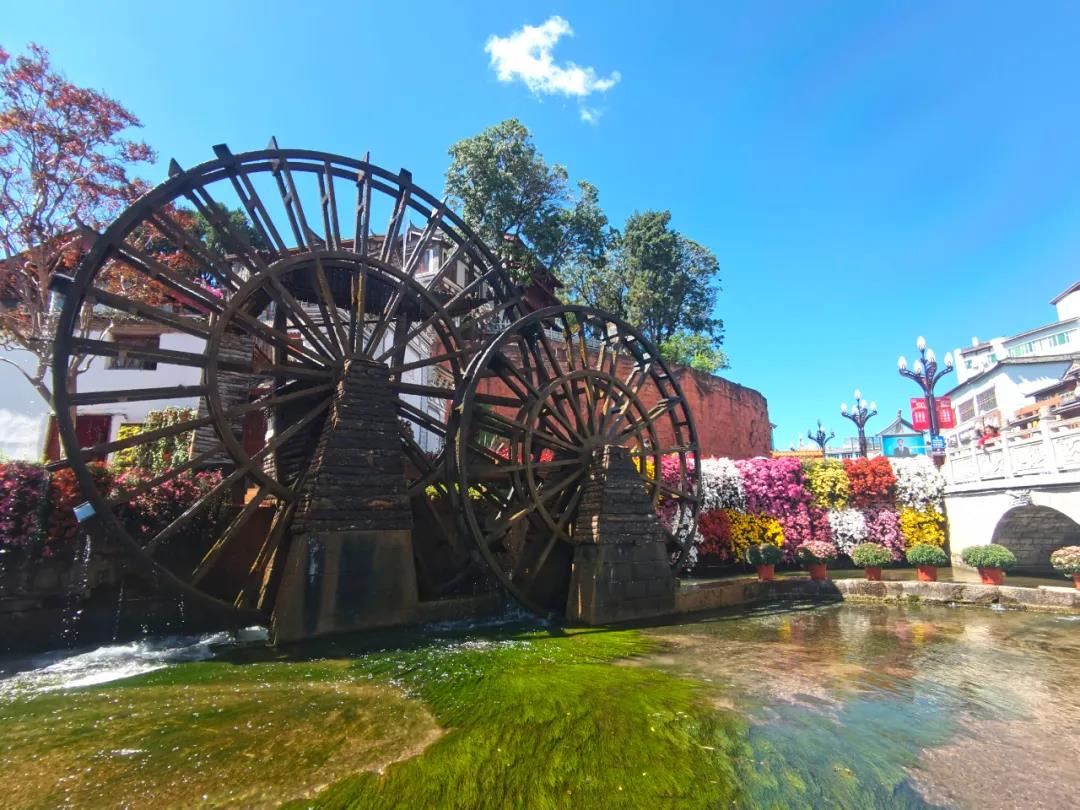 麗江傳媒公司：徜徉至青磚黛瓦，縱橫坊巷，去邂逅綿綿古韻……是麗江商業(yè)演出的好去處