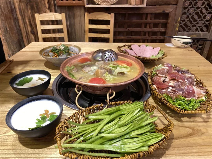 麗江美食攻略：”會吃的麗江人，一天都吃了什么？