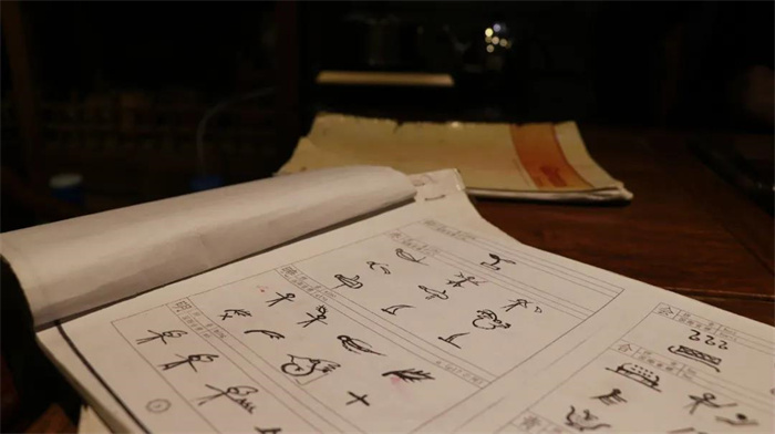 麗江非遺有哪些？遇見(jiàn)東巴紙坊，揭秘麗江東巴紙的神奇魅力