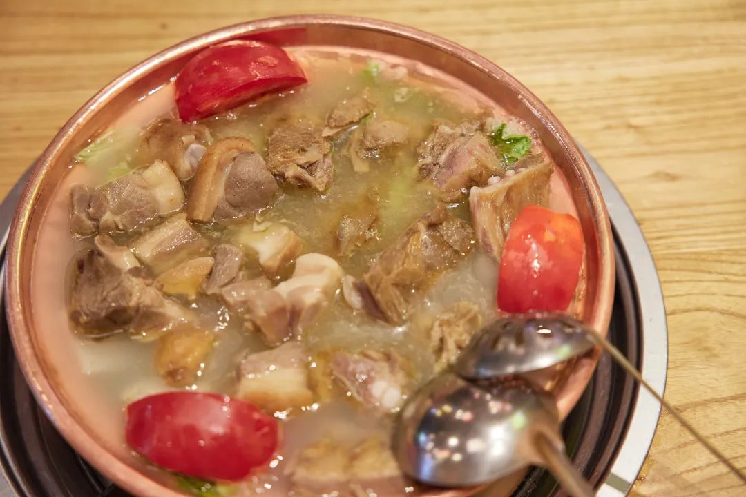 麗江旅游公司，麗江展覽設(shè)計公司：冬天來麗江，必嘗的臘排骨火鍋！